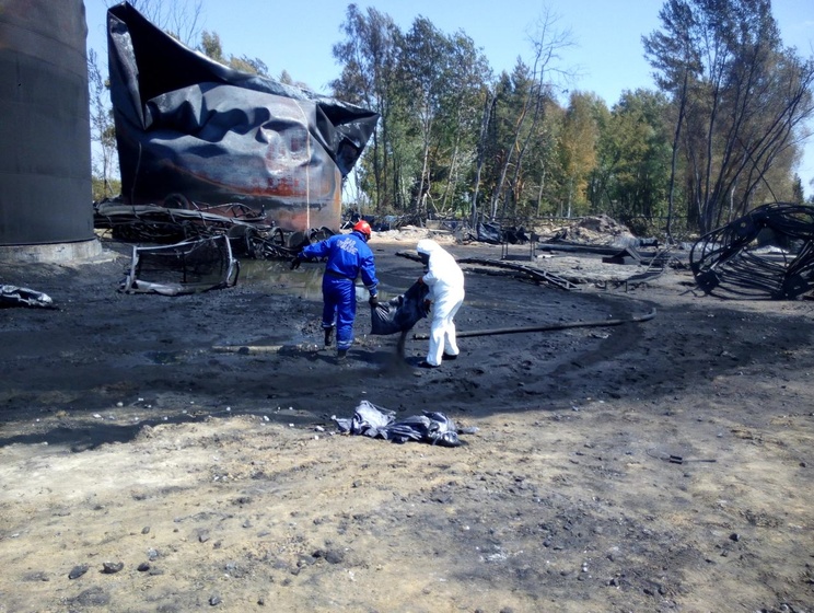 МВД: Пожар на нефтебазе под Киевом возник во время нелегального смешивания нефтепродуктов и присадок