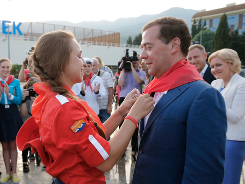 Медведев стал "почетным артековцем"
