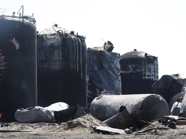 ГСЧС: На нефтебазе "БРСМ-Нафта" идут работы по перекачке бензина из поврежденного резервуара