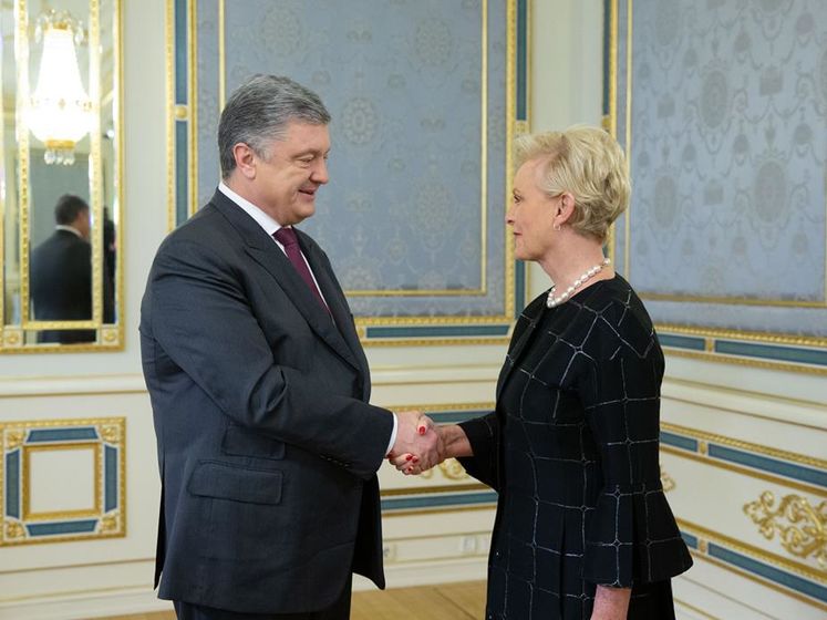 Порошенко сообщил жене Маккейна, что именем сенатора назовут улицу в Киеве