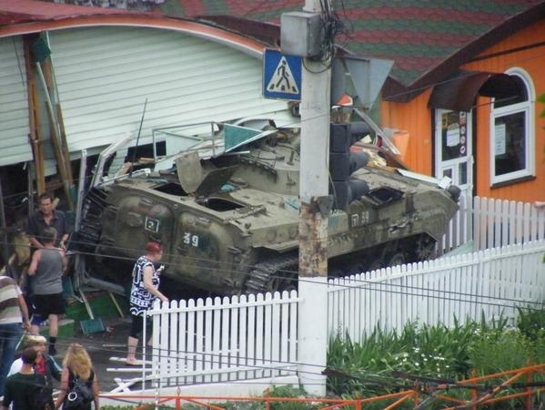 В Луганске БМП боевиков протаранила здание пивного бара. Погибли три человека