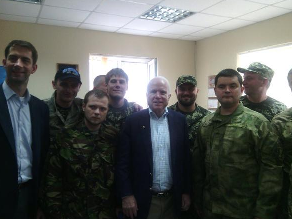Американский сенатор Маккейн прилетел в Днепропетровск