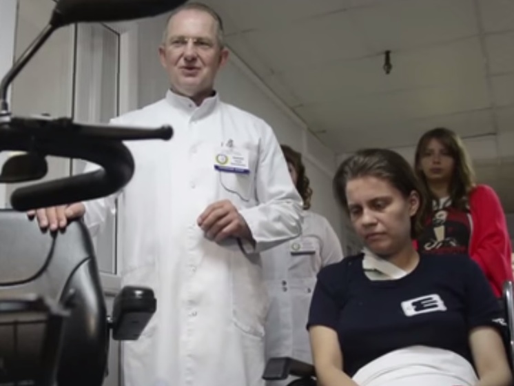 Раненной украинской медсестре волонтеры подарили электромобиль