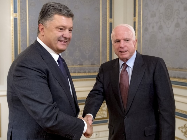 Порошенко сенаторам США: Россия поставляет на Донбасс современное вооружение, используя Украину как тестовый полигон