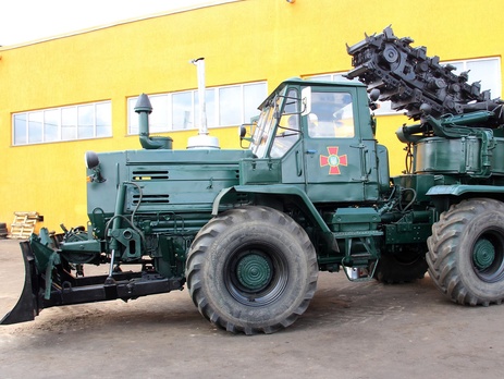 Полковая землеройная машина на базе трактора Т-150 будет помогать рыть окопы и укрытия в зоне АТО