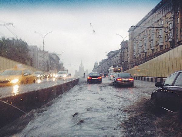 Из-за сильных ливней затопило Курск и Москву
