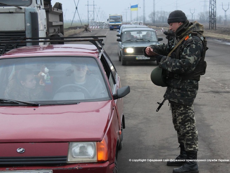 Госпогранслужба: При обстреле Марьинки ранен пограничник