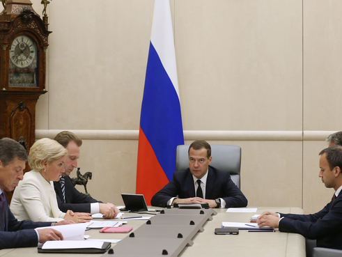 Медведев поручил продлить эмбарго на импорт в Россию продуктов из ЕС