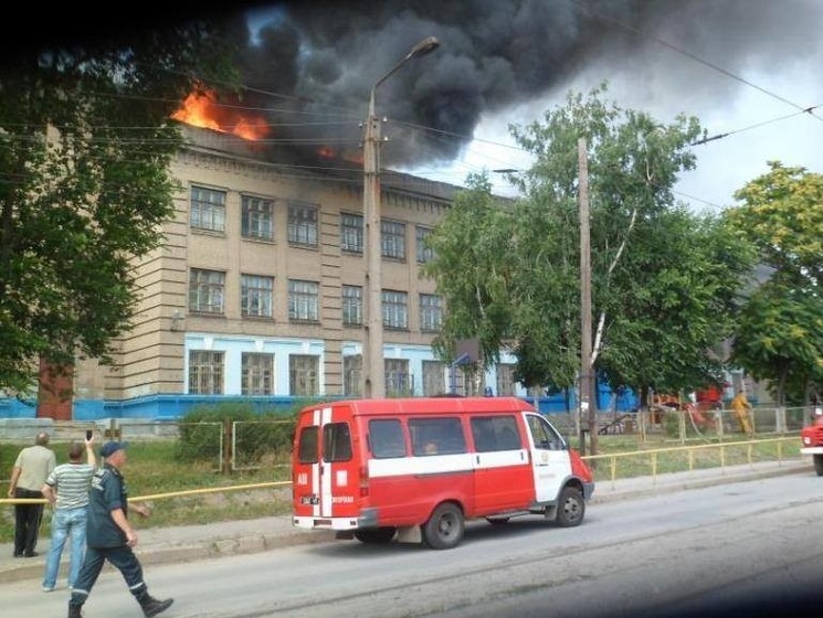 ГСЧС: Спасатели ликвидировали масштабный пожар в запорожской общеобразовательной школе