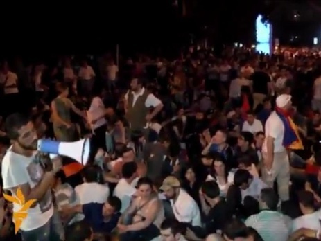 Ночью полиция разогнала митинг в центре Еревана