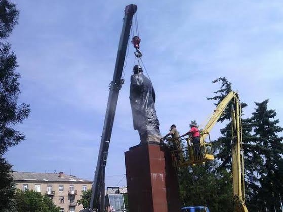 В Дружковке сносят памятник Ленину