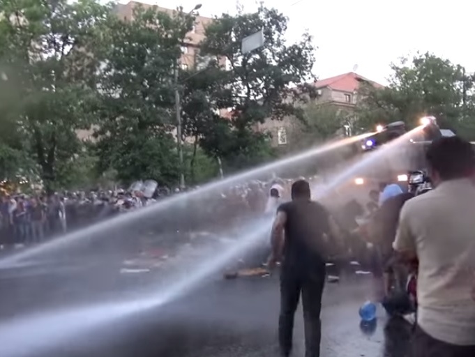 Полиция с помощью водометов разогнала митинг против повышения тарифов в центре Еревана. Видео