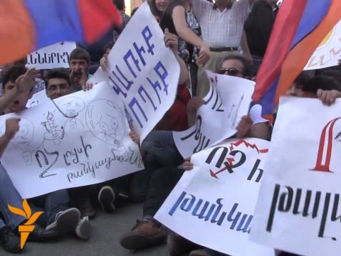 Ереванскую акцию протеста поддержали на севере Армении &ndash; в городе Гюмри 