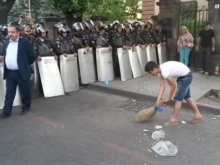 В Ереване полиция требует, чтобы демонстранты освободили проспект