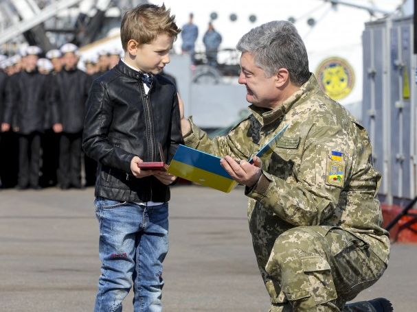 Порошенко наградил украинских моряков, находящихся в плену в России