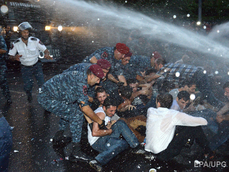 Протестующие и полицейские в Ереване договорились сыграть в футбол