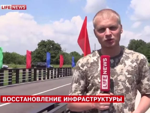 Ведущий и журналист LifeNews перед эфиром не согласовали информацию о причинах разрушения моста в Горловке. Видео