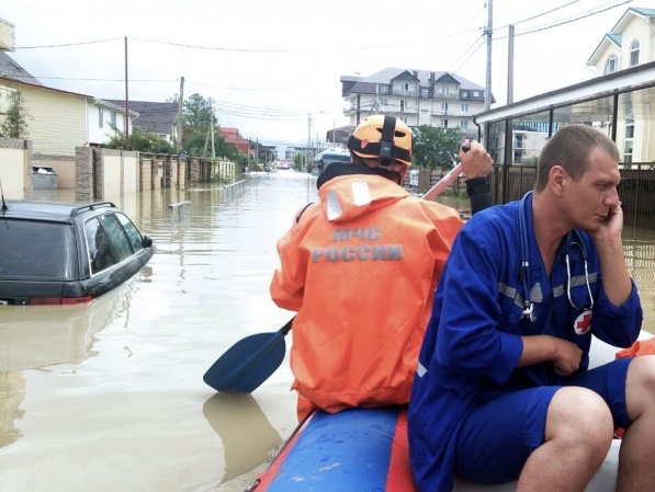 МЧС РФ: В Сочи из-за наводнения эвакуировали за сутки более тысячи человек