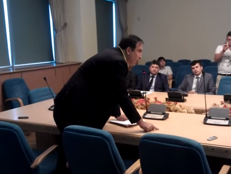 Саакашвили — главе Госавиаслужбы: Вы поменяли государственный интерес на указания олигархов, и нечего тут лыбиться. Видео
