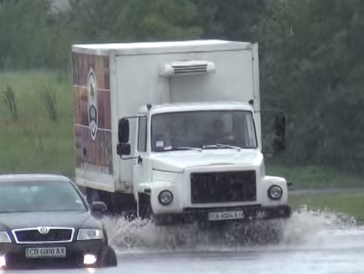 Сотрудники ГСЧС ликвидируют последствия сильного ливня в Черкассах. Видео