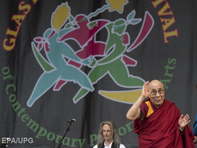 Далай-лама выступил на рок-фестивале Гластонбери