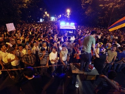 Протесты в Армении: полиция перекрыла малый центр Еревана