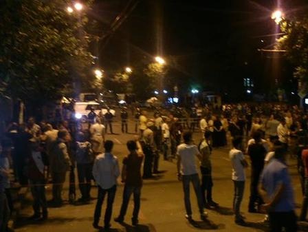 В центре Еревана остаются несколько десятков протестующих