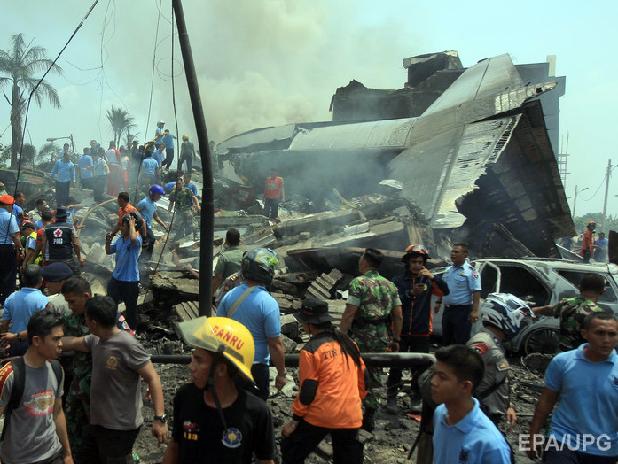 На борту самолета, упавшего в Индонезии находились 113 человек