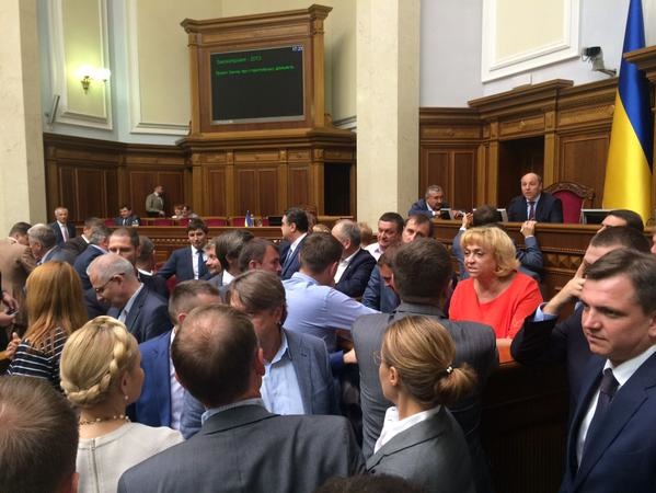 Депутаты заблокировали трибуну Рады