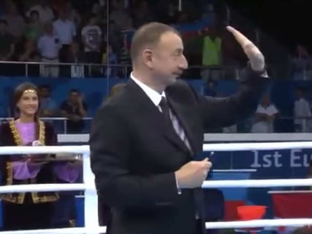 Президент Азербайджана взмахом руки остановил болельщиков, пытавшихся освистать боксера из Украины. Видео