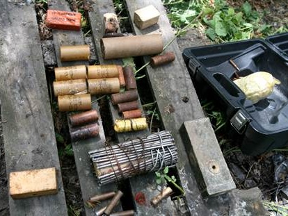 В Киеве обнаружен тайник со взрывчаткой, оружием и боеприпасами