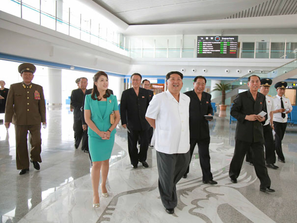 Ким Чен Ын показал на людях свою жену