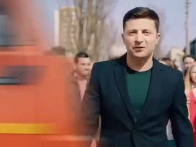 Штаб Порошенко опубликовал видео, на котором Зеленского сбивает грузовик