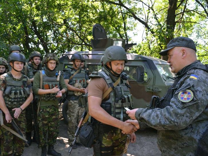 Нацгвардия: Около 60 бойцов наградили на передовой медалями "Независимость Украины"