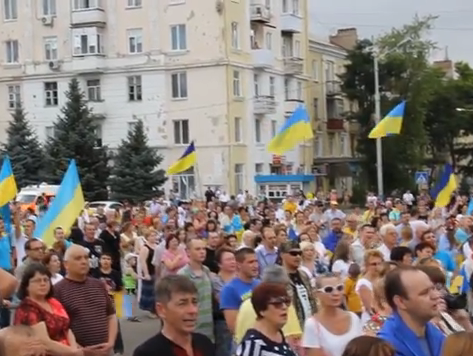 В годовщину освобождения Краматорска несколько тысяч жителей города исполнили гимн Украины. Видео