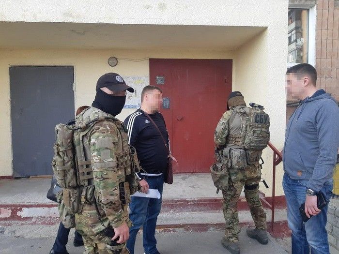 СБУ задержала шестерых мужчин, подозреваемых в незаконной переправке товаров в ОРДЛО и уплате "налогов" террористам