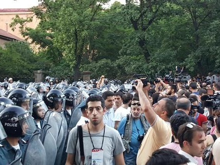 Полиция задерживает участников акции протеста в Ереване