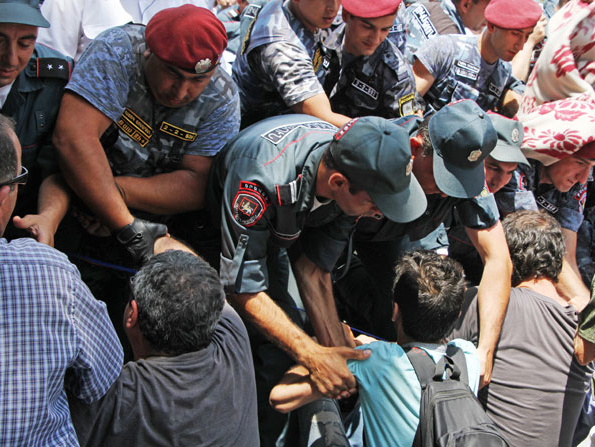 Полиция освободила всех 46 задержанных во время разблокировки проспекта Баграмяна в Ереване