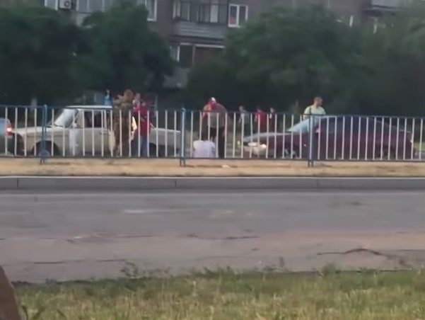 Боевики "ЛНР" избили водителя "Жигулей", который въехал в их автомобиль. Видео