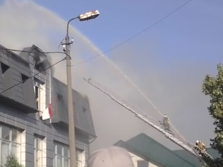 В Киеве спасатели ликвидировали пожар в офисном здании. Видео
