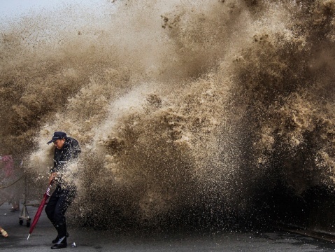 Китай готовится к приходу двух тайфунов, уже эвакуировано 100 тысяч человек