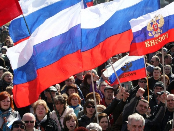 Соцопрос: 42% россиян согласны отказаться от свободы слова и передвижений ради "приличной" зарплаты и пенсии