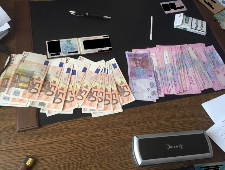 Замначальника Черновицкого погранотряда задержан при получении взятки в €5 тыс.