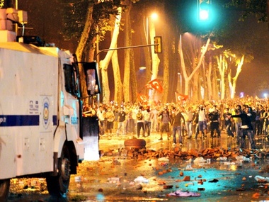 В Стамбуле водометами и слезоточивым газом разогнали митинг против цензуры в интернете