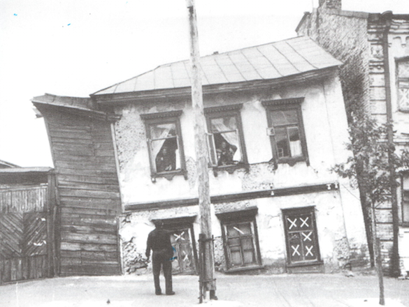 Киевлянка Хорошунова в дневнике 1941 года: Хожу по городу, стараясь найти возможность отъезда или какую-нибудь работу. Ни работы, ни денег