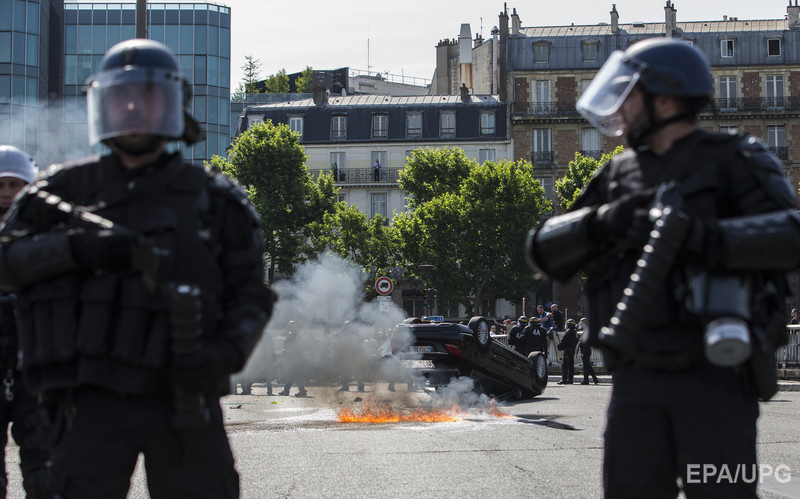 Спецназ освободил 18 заложников из торгового центра под Парижем