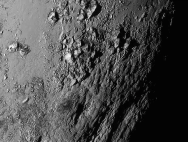 NASA опубликовало уникальный снимок молодых гор на поверхности Плутона
