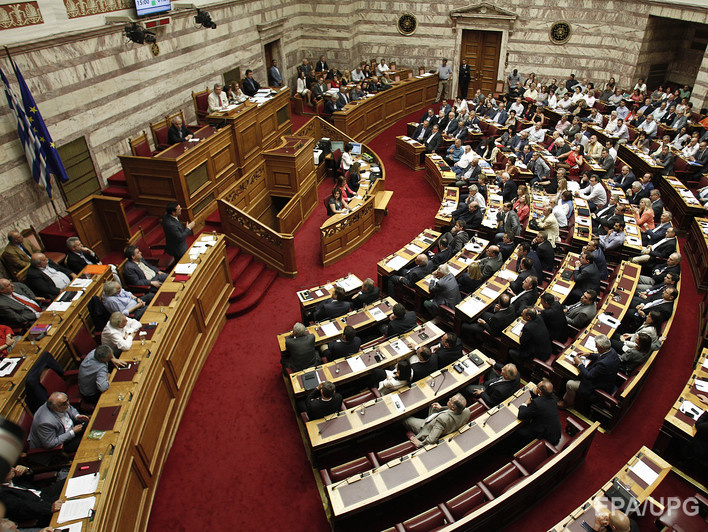 Греческий парламент утвердил пакет мер экономии, необходимых для получения финпомощи