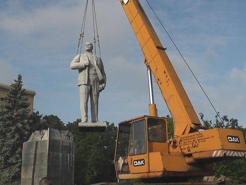 В Геническе местные власти демонтировали памятник Ленину