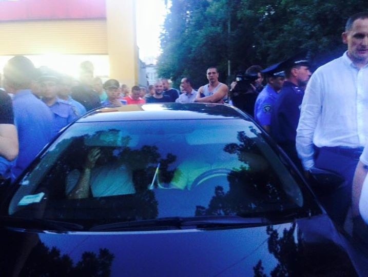 Журналист Крюкова: В Чернигове штабы Березенко и Корбана воюют за автомобиль, в котором якобы находятся оружие и деньги